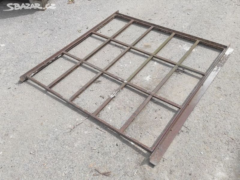 Staré železné okno, 1 ks-107x103cm, fabrické okno - 4