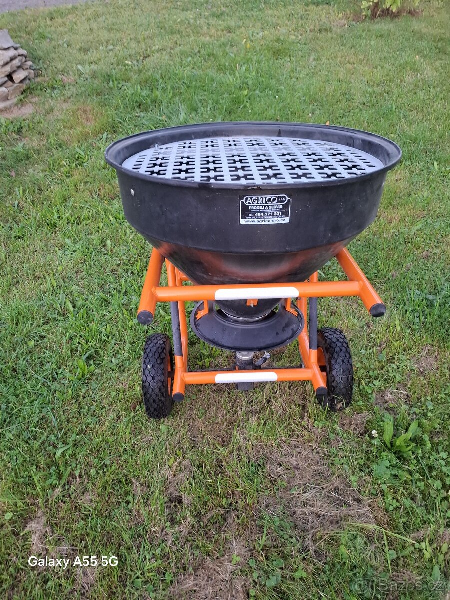 Tažené rozmetadlo soli, písku a hnojiv DAKR - 4