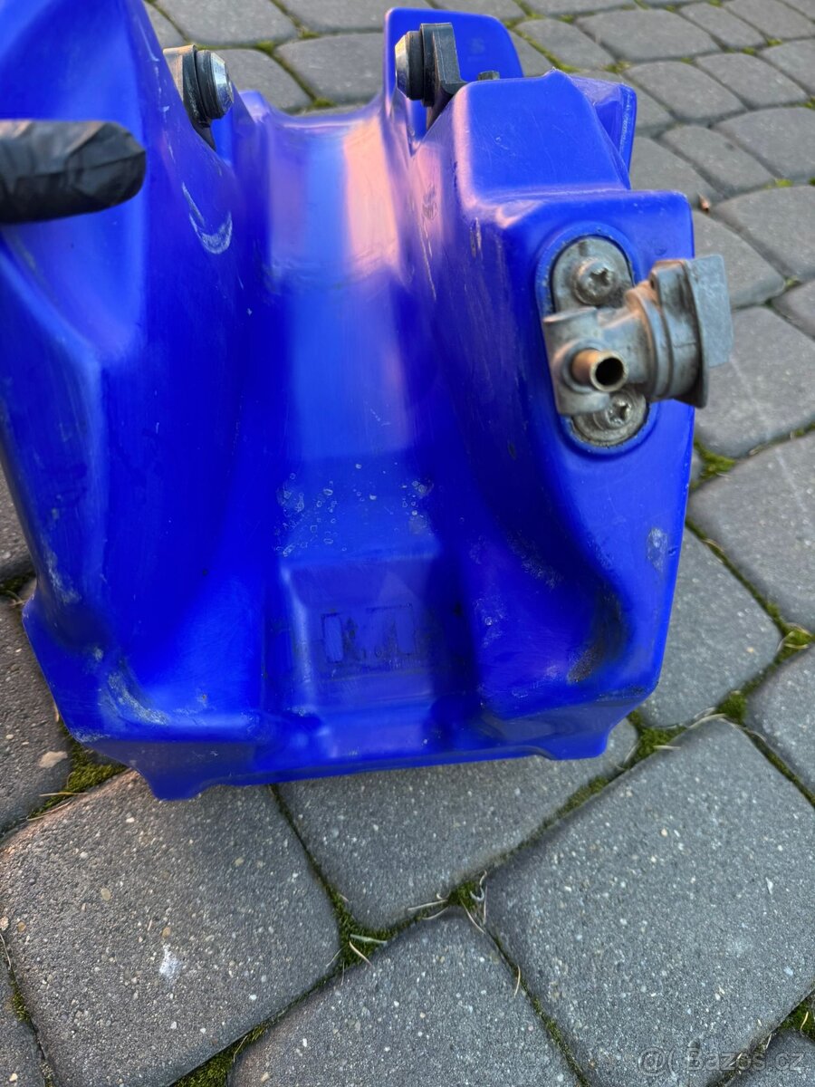 Palivová nádrž s kohoutkem Yamaha YZ 125 250 r 02-04 - 4