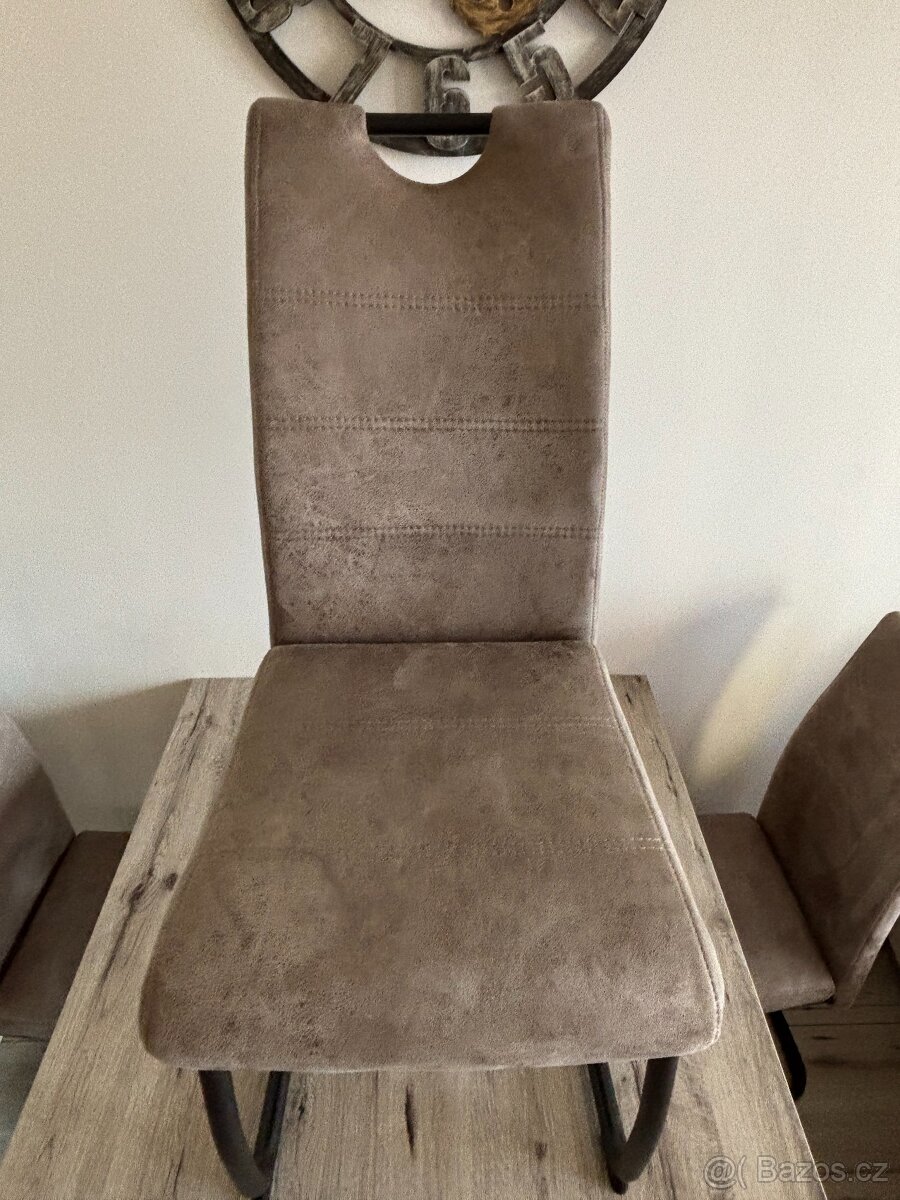 Jídelní stůl se čtyřmi žedlemi - 4