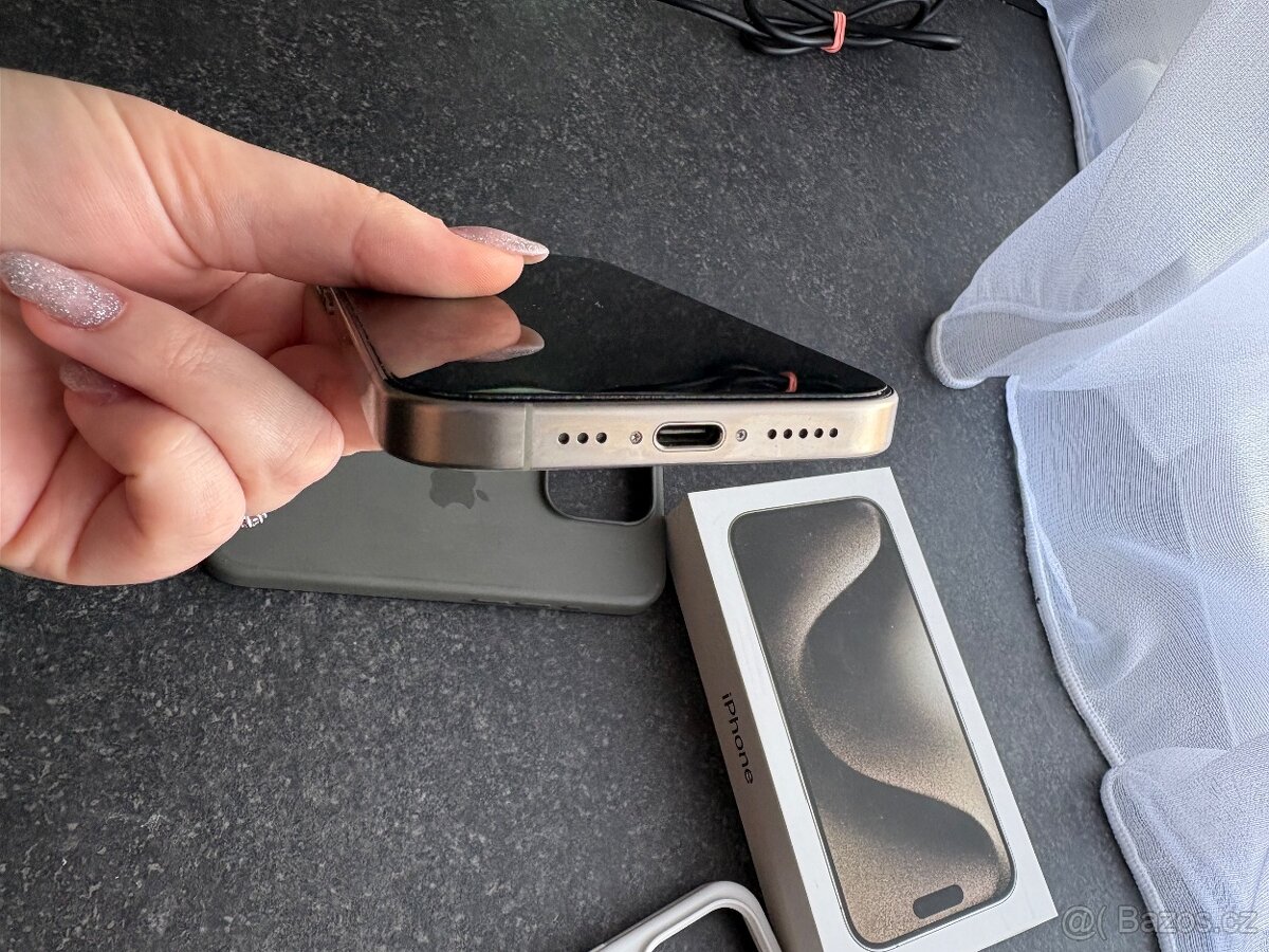 iPhone 15 pro + AirPods - 4