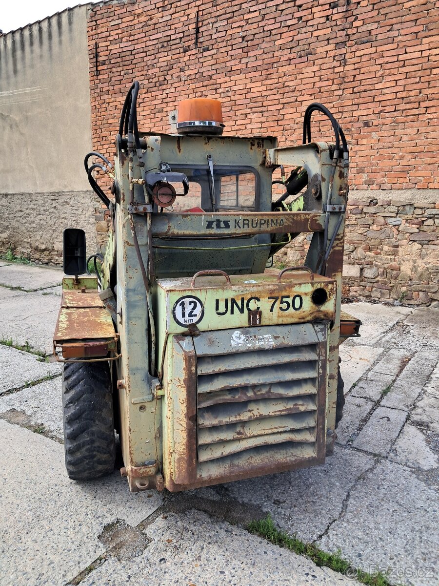 Prodám smykový nakladač UNC 750 - 4