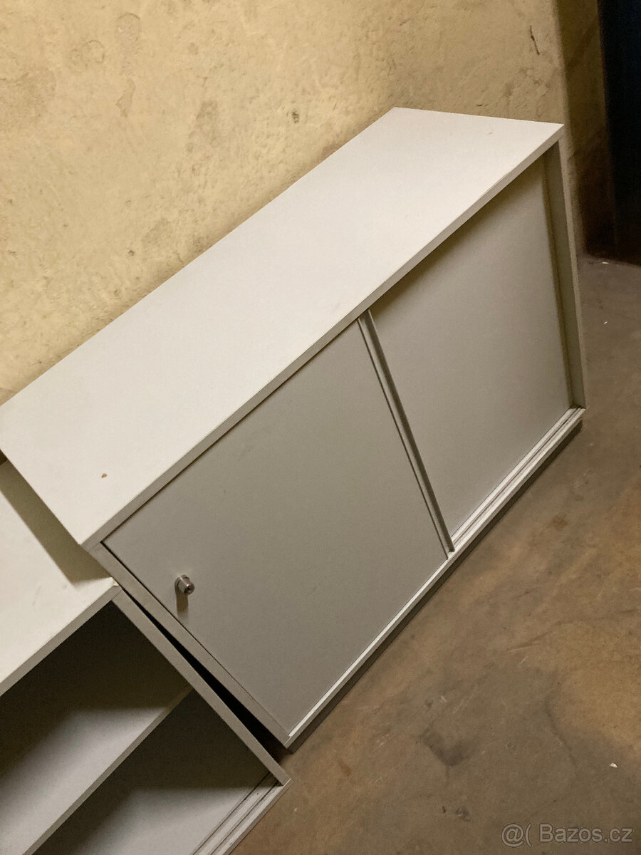 Skříňka nábytková nízká s posuvnými dveřmi za 500 kč - 4