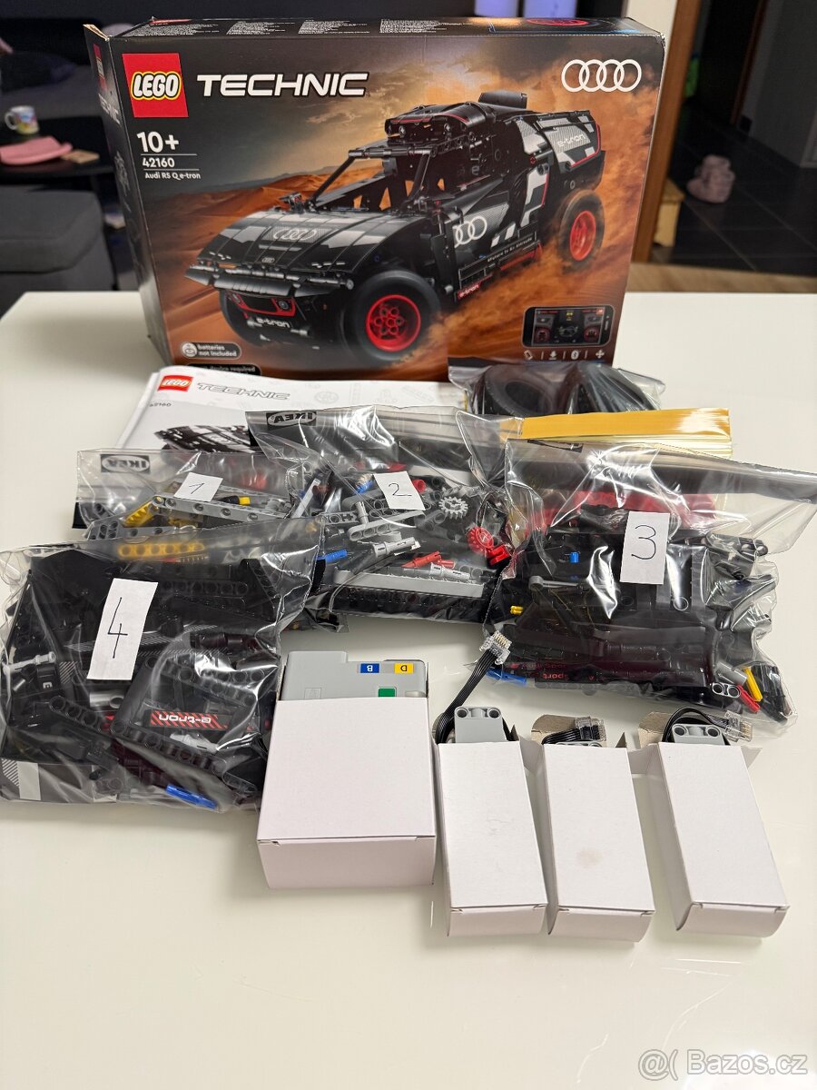 LEGO Technic 42160 - Audi RS Q e-tron - 4