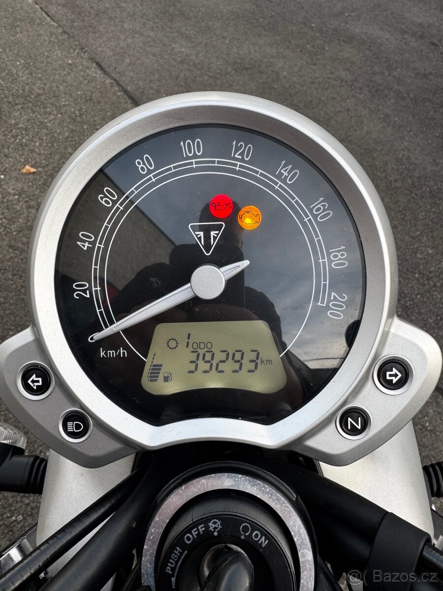 Triumph Street twin 900 - 4