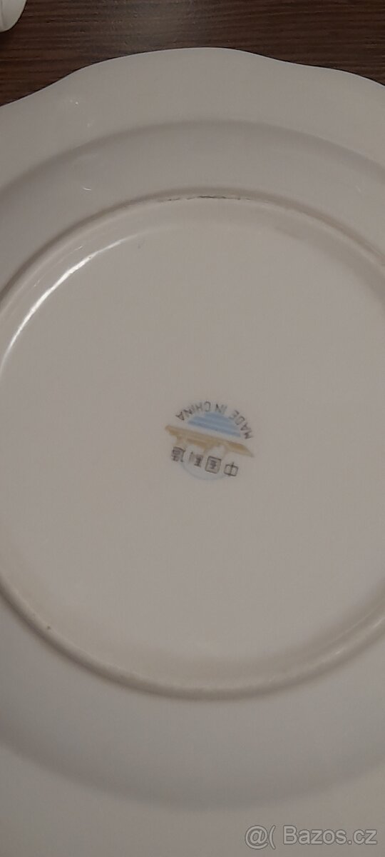 Starožitné dětské talířky a velký porcelánový hrnek - 4