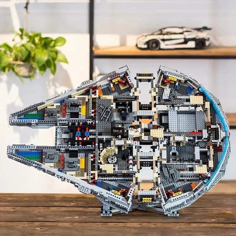 Stavebnice Star Wars Millennium Falcon + osvětlení,podstavec - 4