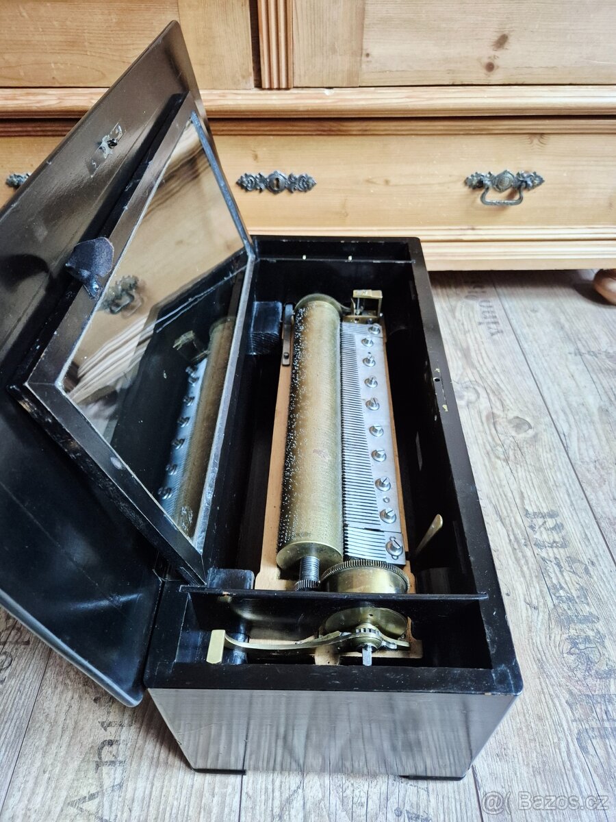 Krásný starožitný hrací stroj se zvonečky a bubínkem - 4