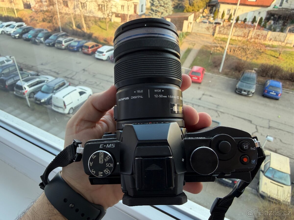 Olympus OM-D E-M5 s příslušenstvím - 4