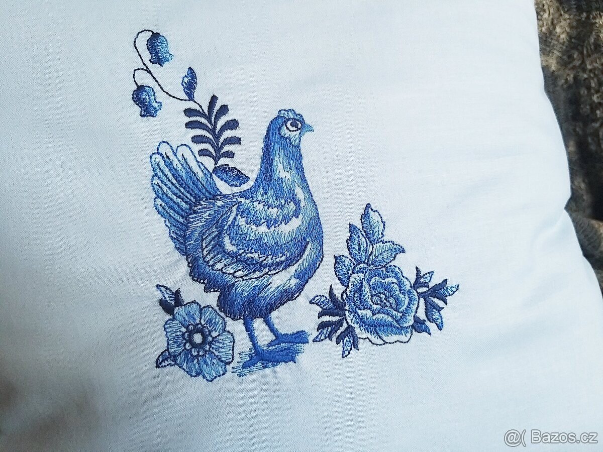 2 kusy SVĚTLE MODRÝ VYŠÍVANÝ POLŠTÁŘEK - SLEPICE + KOHOUT - 4