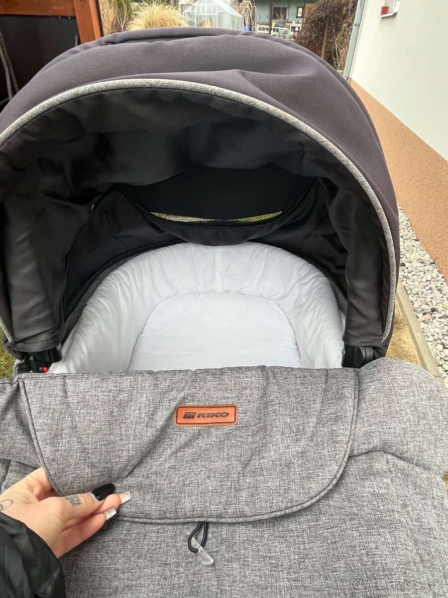 Kočárek a autosedačka - 4