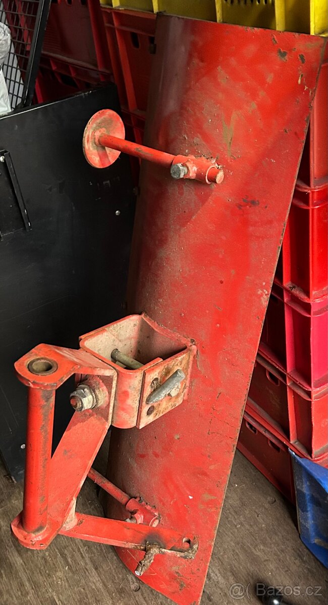 SNEHOVÁ LYZICE ZHRNAK ODHRNAČ RADLICE NA SNÍH PRED STYRKOLKU