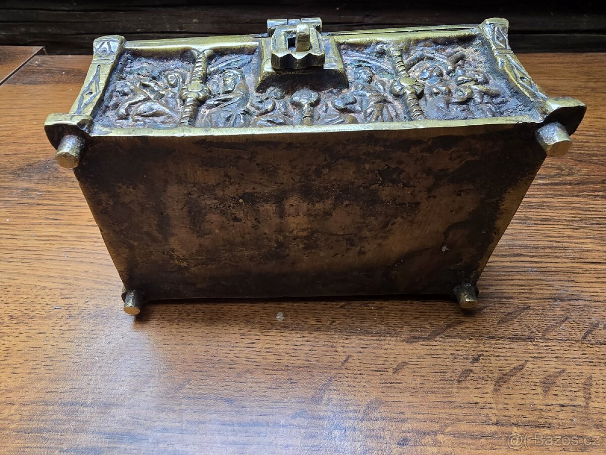 STARÁ MOSAZNÁ MASIVNÍ TRUHLIČKA S BIBLICKÉ MOTIVI - 4