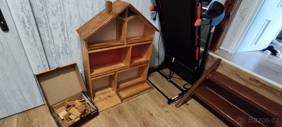 Dřevěný domeček pro panenky s malými hračkami - 4