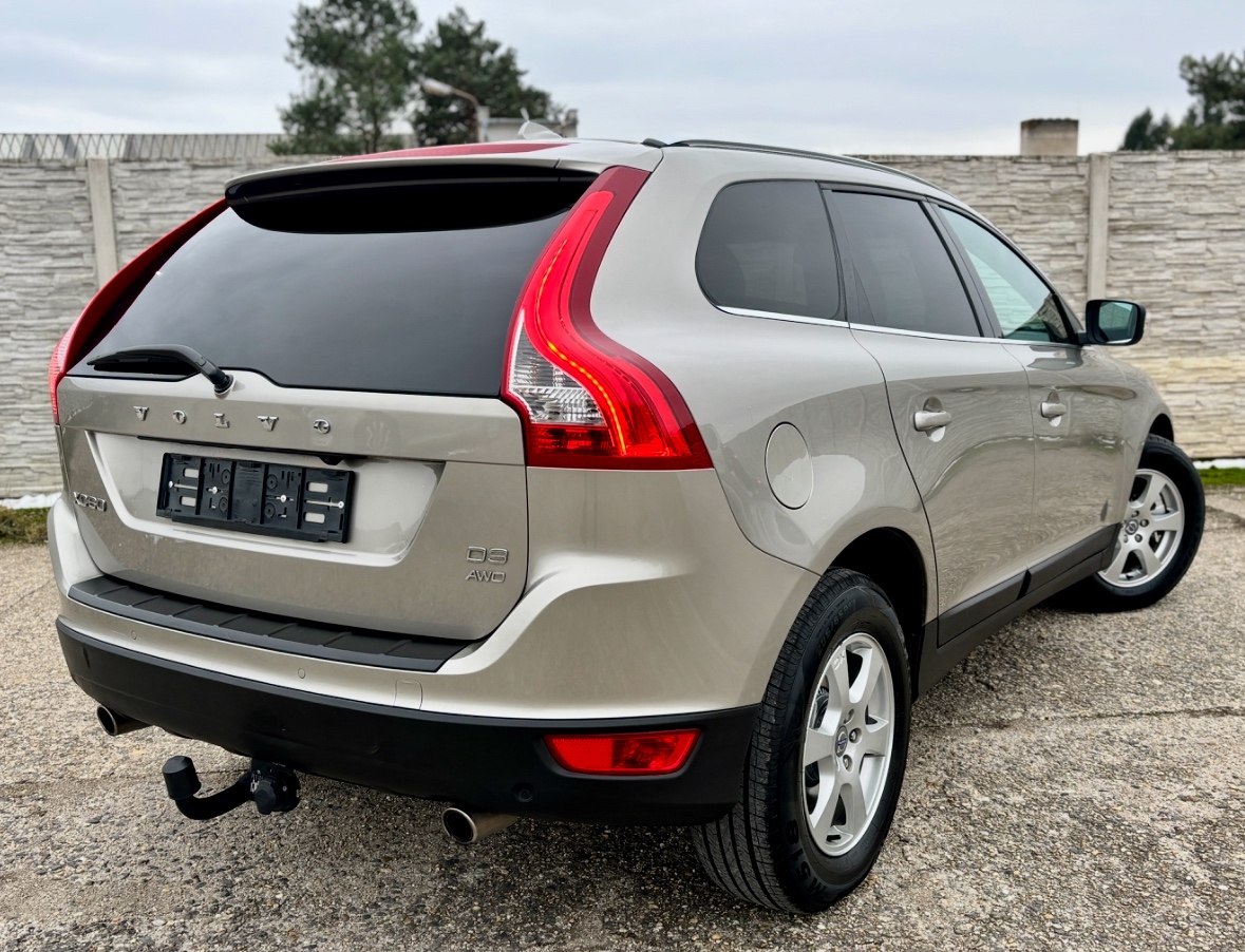 VOLVO XC60 2.4 D3 AWD SUMMUM •Ťažné •Manuál •Panorama - 4