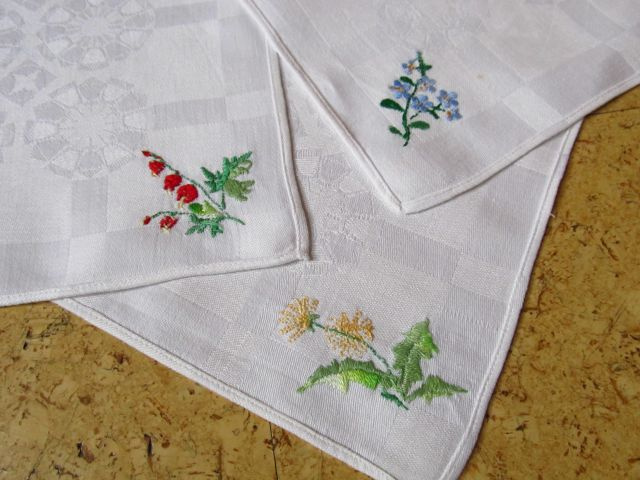 Bílé vintage plátěné ubrousky s ruční výšivkou 6 ks - 4