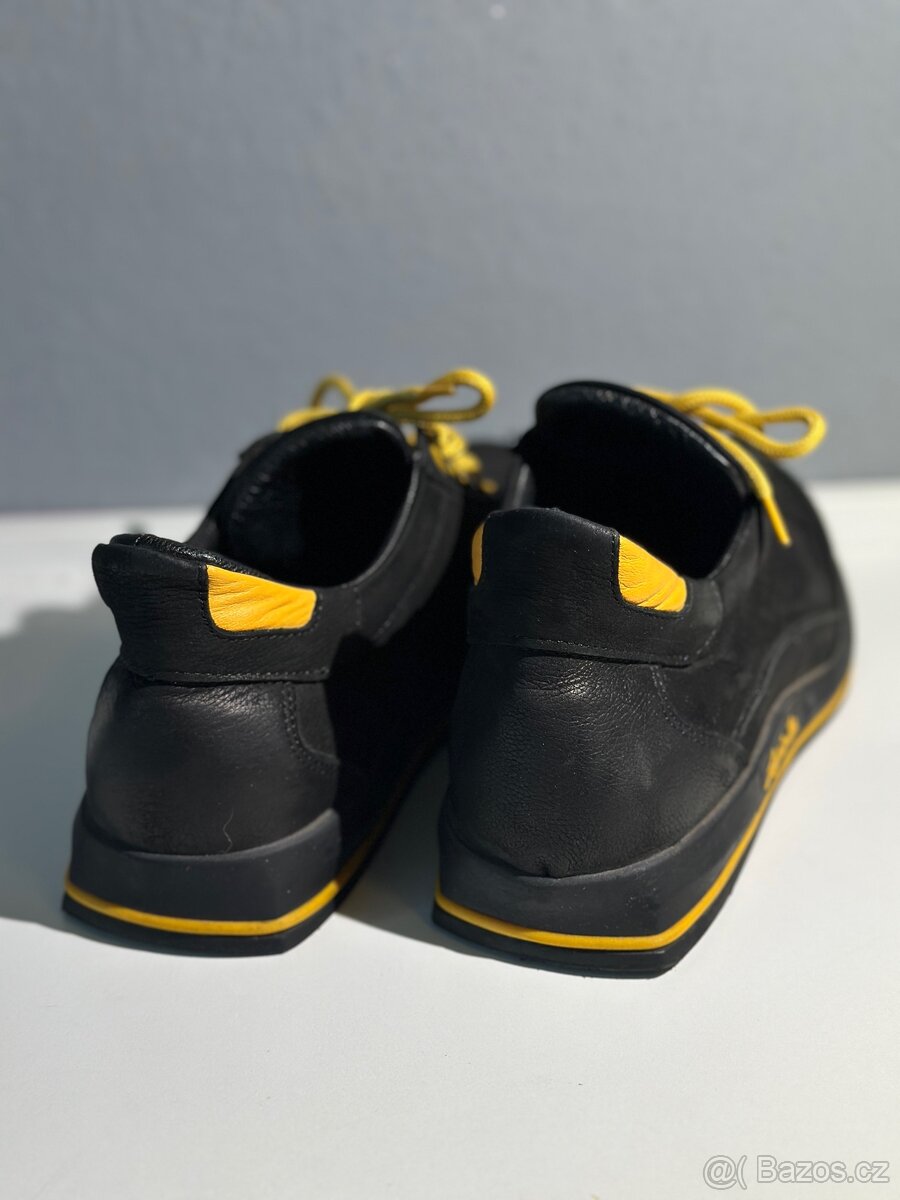 Stylové černé boty se žlutými detaily - 4
