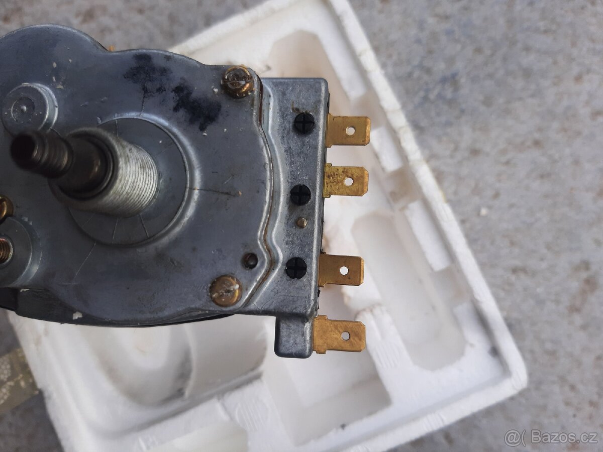 Nový motorek stěrače Porsche Mercedes - 4