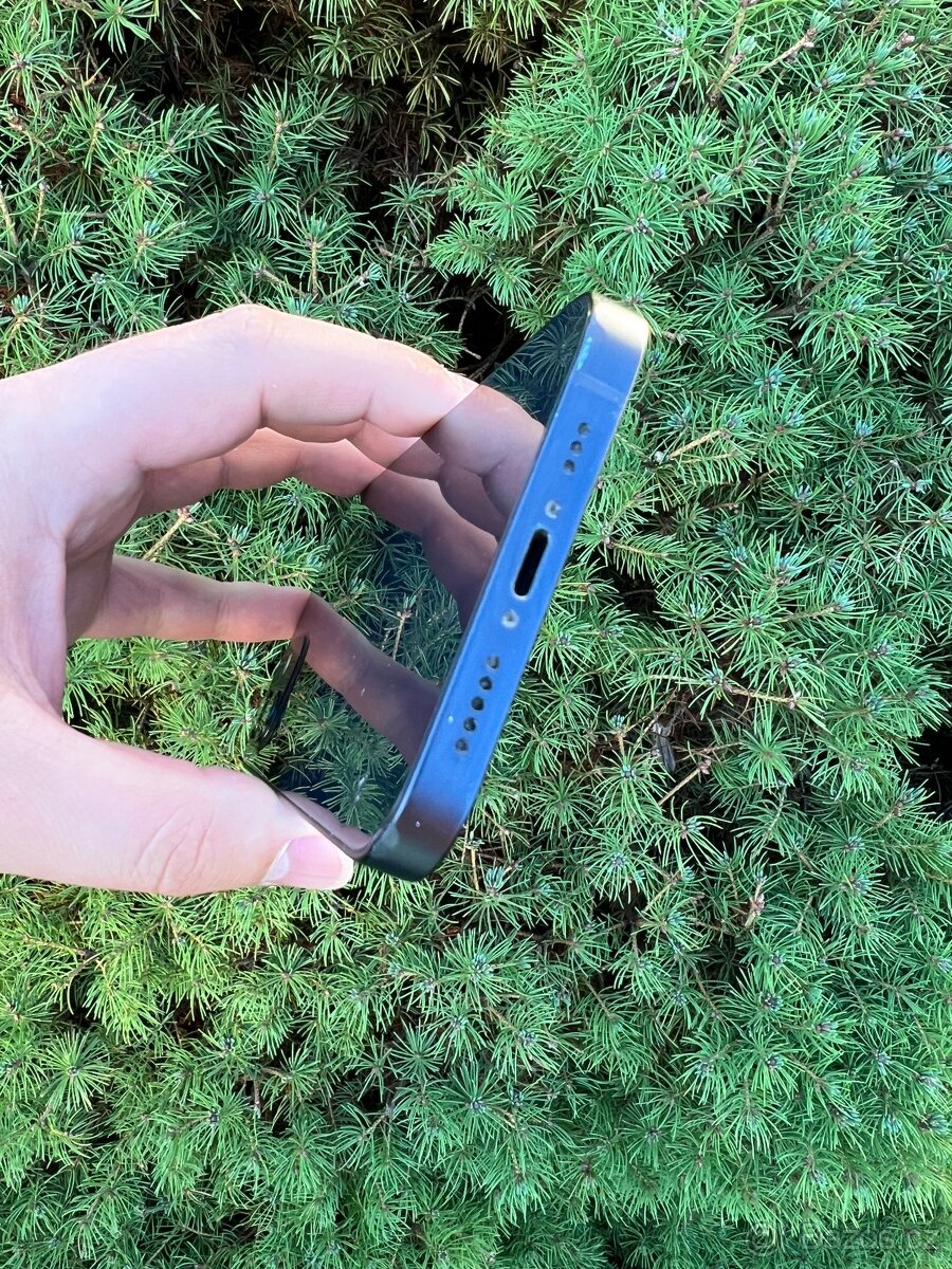 iPhone 12 64Gb malý flek na displeji - 4