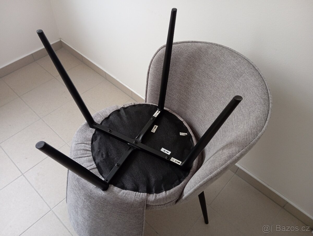 Šedá křesílka - 4