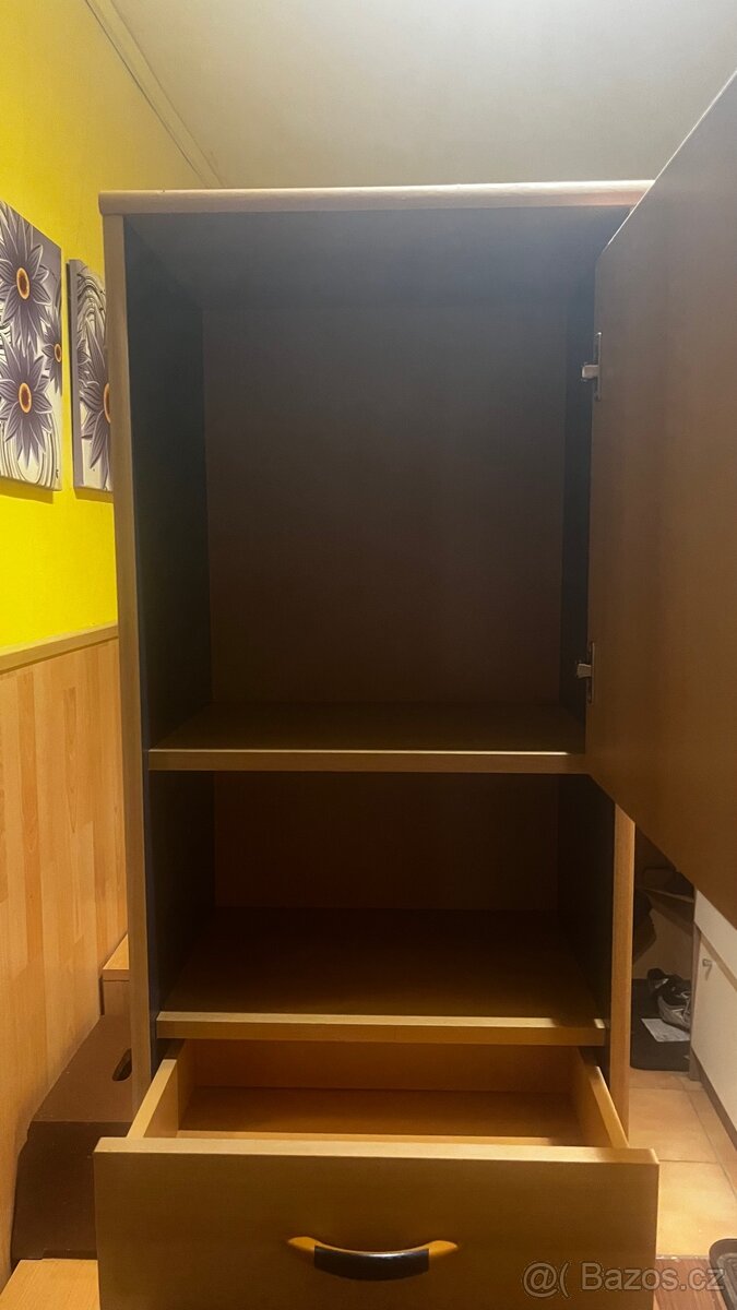 Úzka dřevěná skříňka se zásuvkou a policemi. - 4
