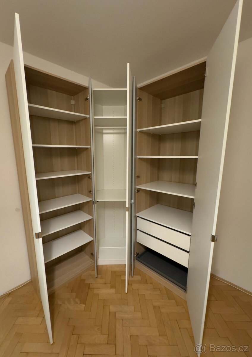 Prodám rohovou šatní skříň PAX - 4