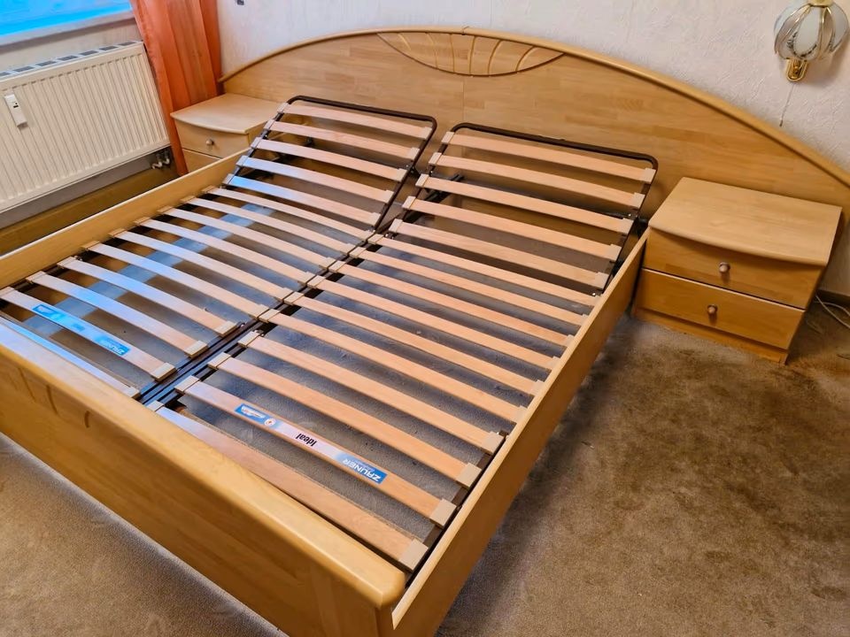 Manželská postel dřevěná, rošty a noční stolky - 4