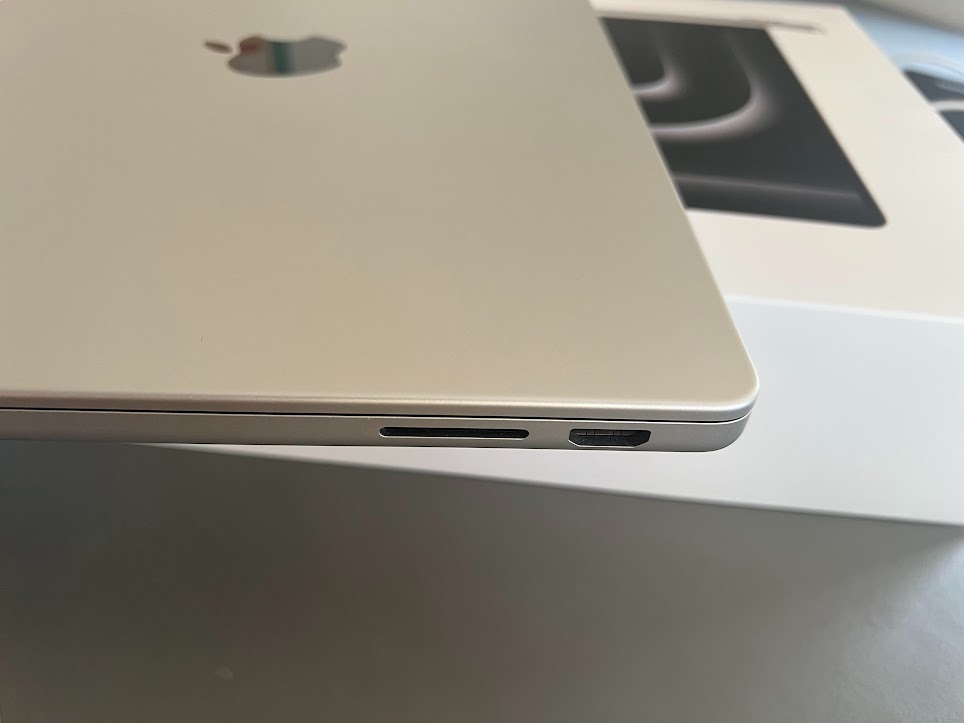 Apple MacBook Pro 14" / M3 / 8GB / 512GB / stříbrný - 4