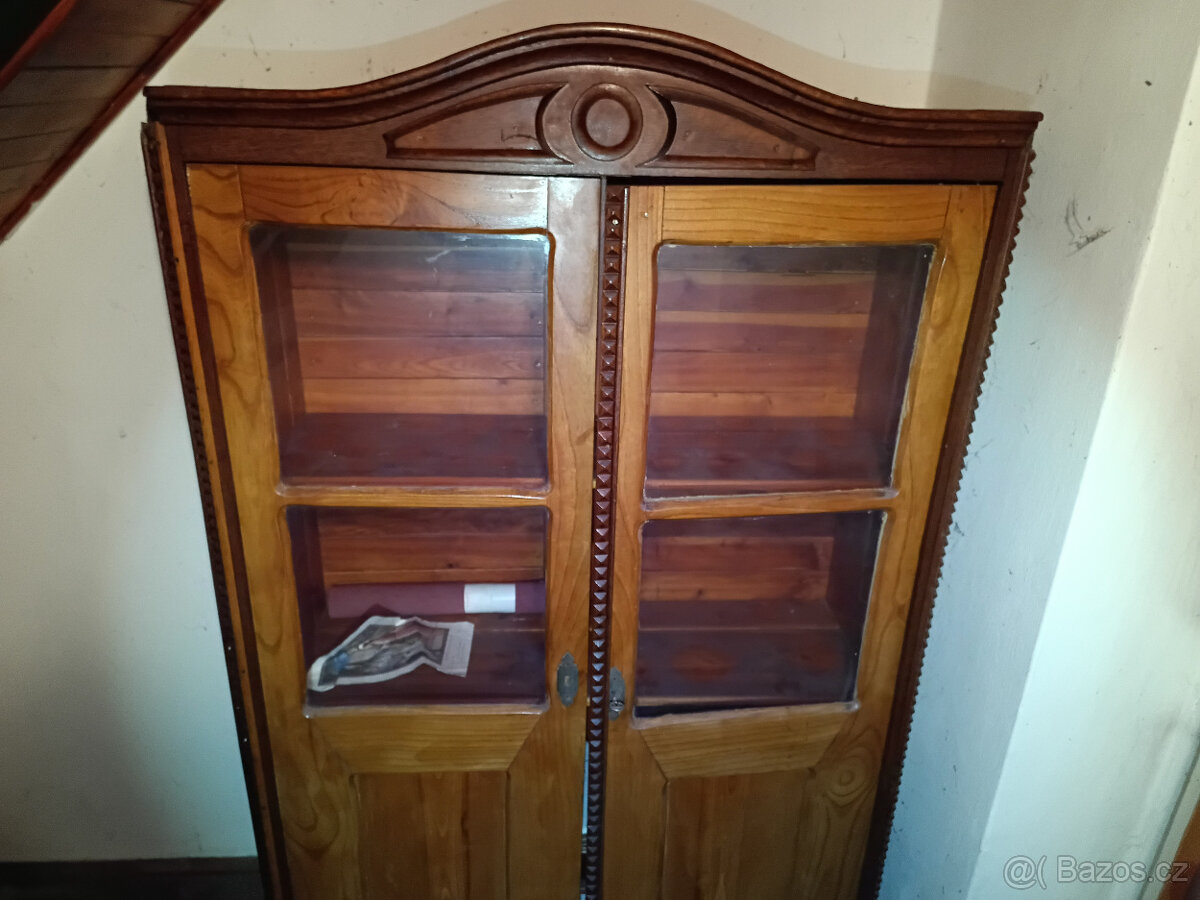 Starožitná skříň prosklená zdobená - 4