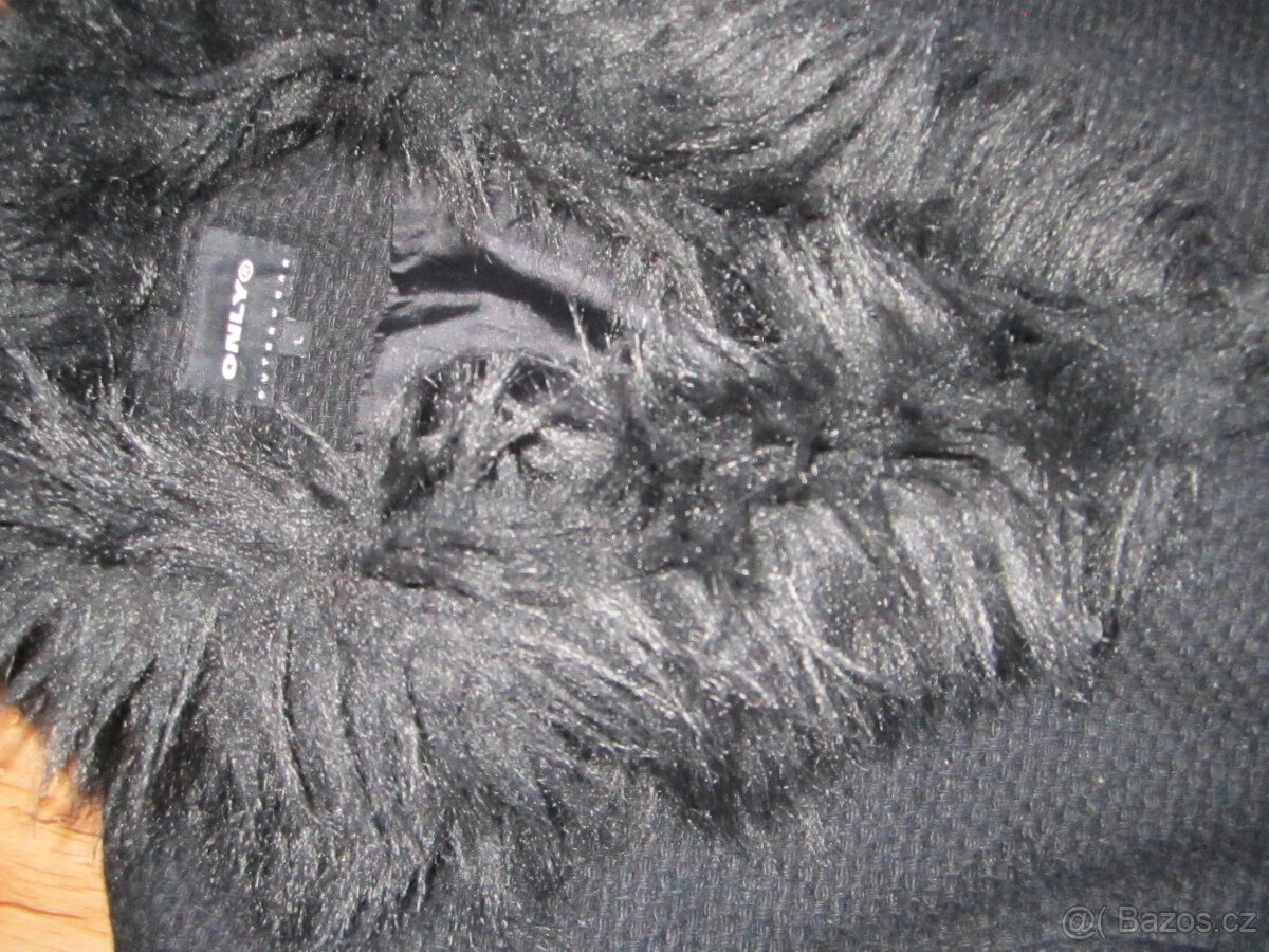 Černý kabát s kožešinou na límci, vel. M/L, délka 115 cm - 4