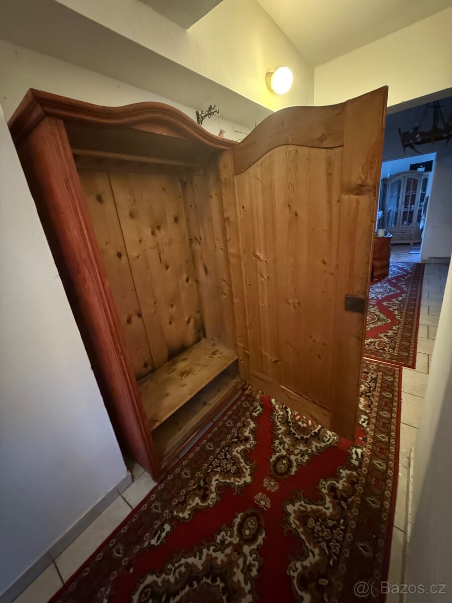 Starožitná šatní skříň - 4