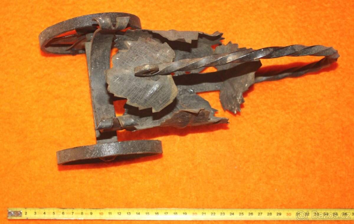 Víno držák kov, tvar dělo pojízdné retro cca 1970 - 4