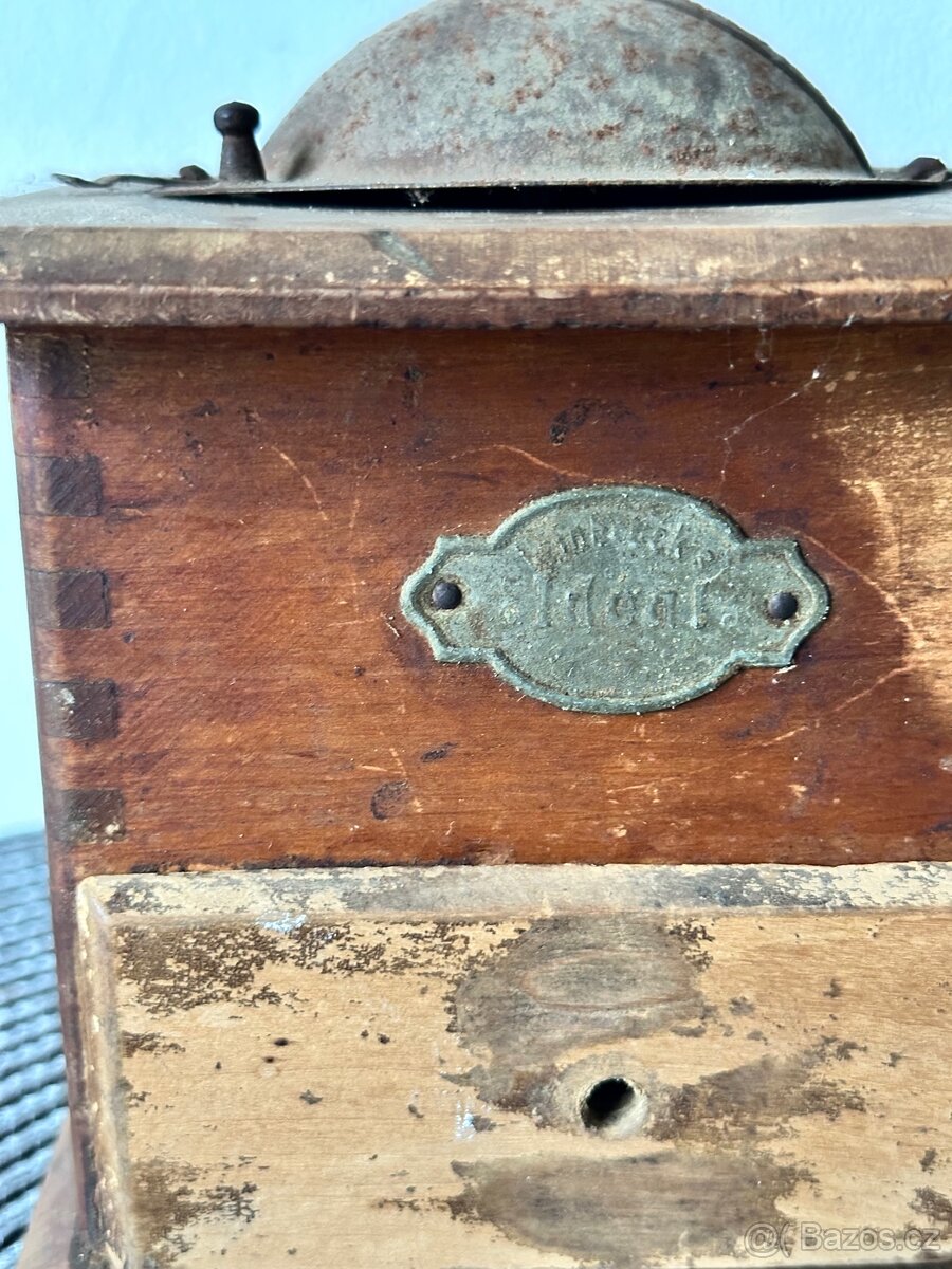 Starý mlýnek na kávu - nález půda - 4