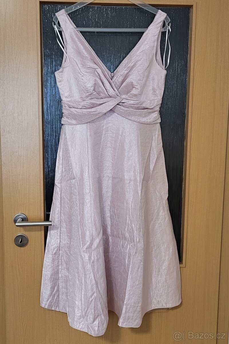 Hodí se ti tyhle všechny společenské šaty? - 4