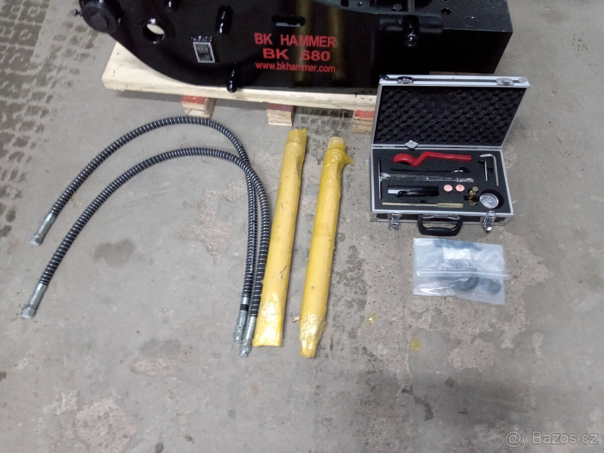 bourací kladivo na bagr JCB 3CX - 4