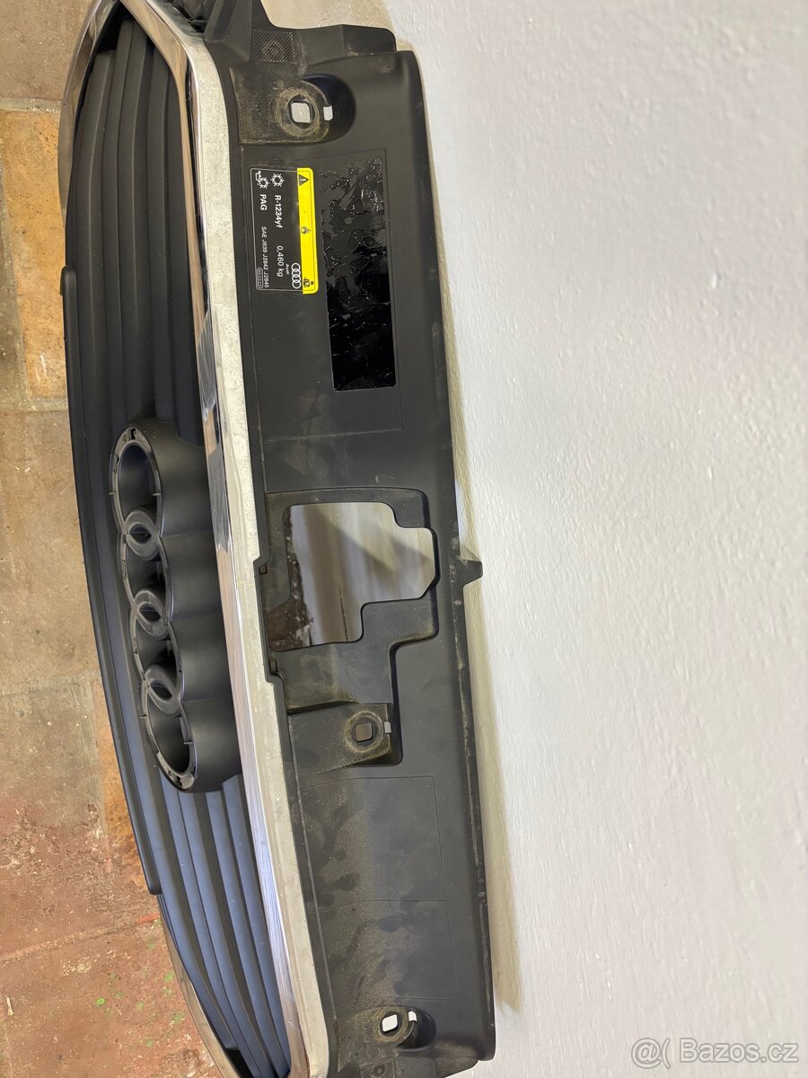 Originální maska (gril) Audi A3 8V – pěkný stav - 4