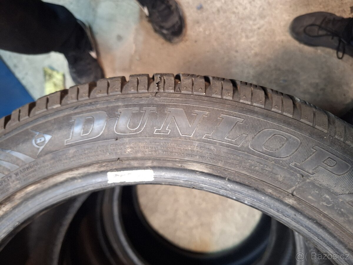 Prodám zimní pneu 245/45/17 Dunlop - 4