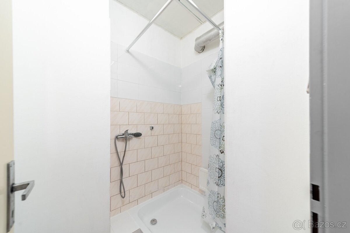 Pronájem — pokoj pro pár v Žižkově, Praha 3 - 4