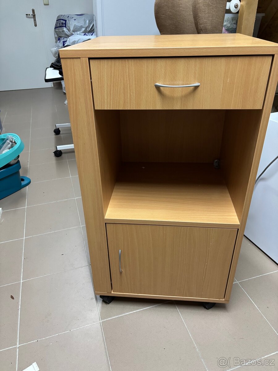 Noční stolek s jídelní deskou. - 4