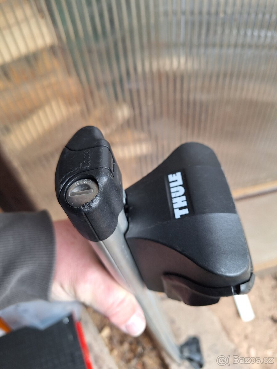 Prodám střešní nosiče kol Thule - 4