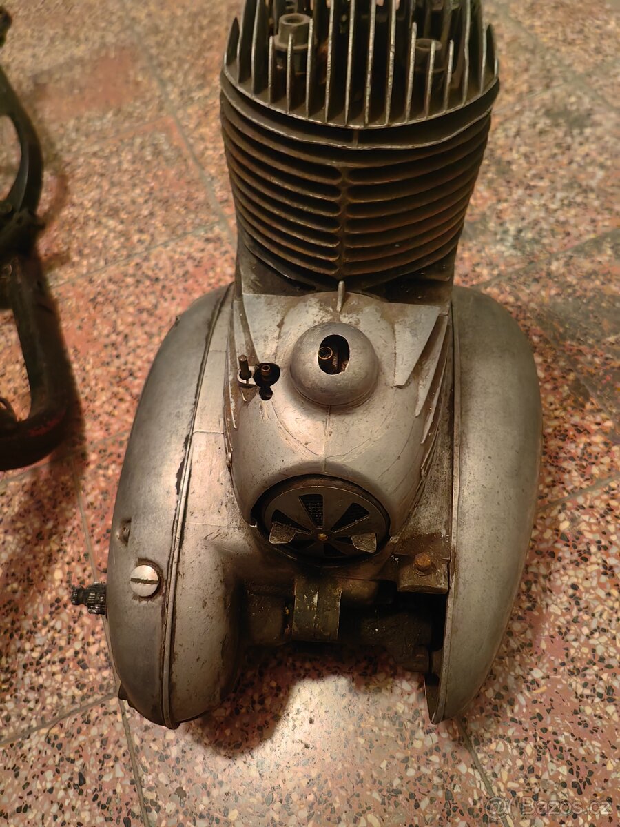 Jawa perak zbrojovka rám a motor - 4