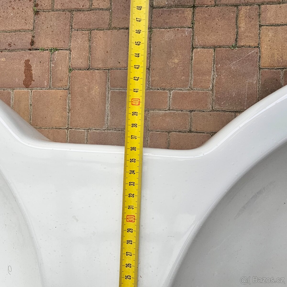 Dvě umyvadla se skříňkou - 4