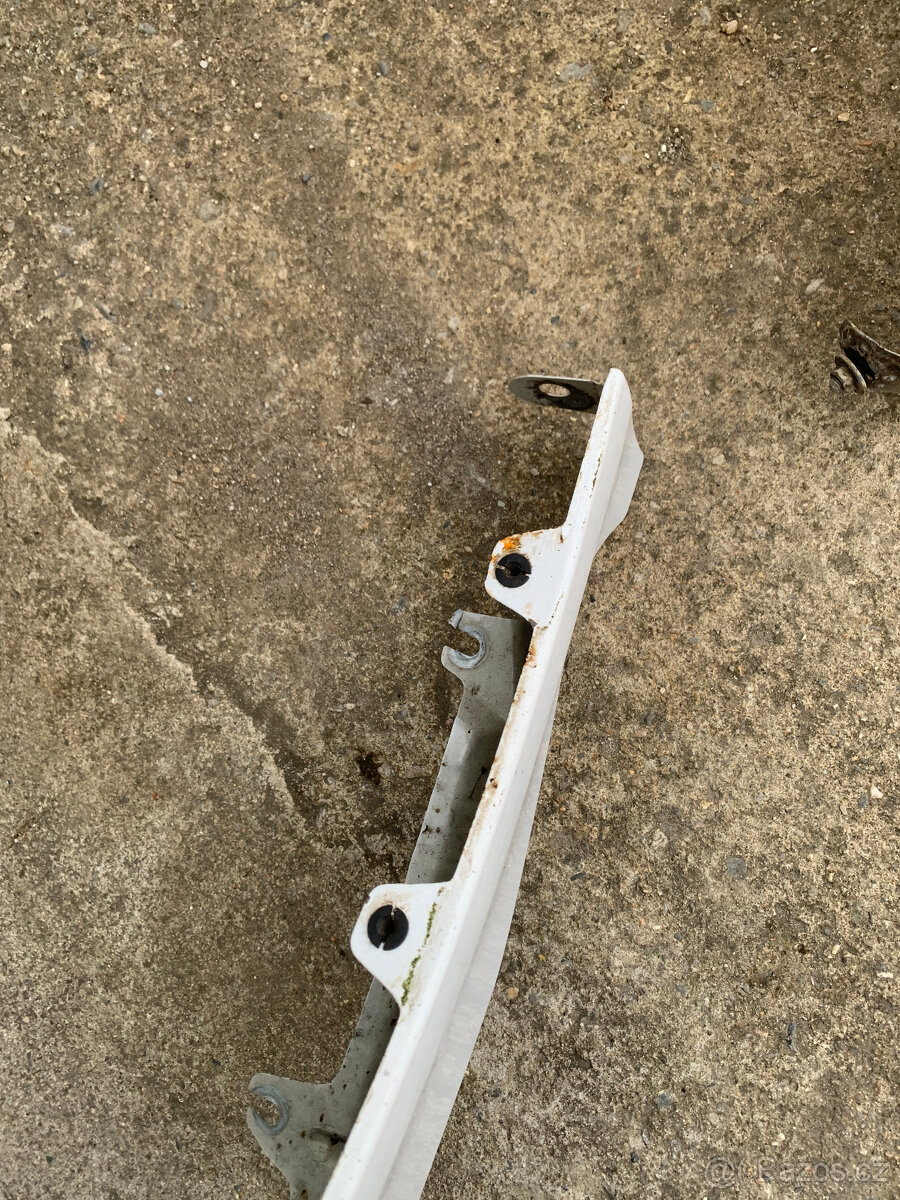 predni blatnik skoda octavia 2 II pravy 1026 bily - 4