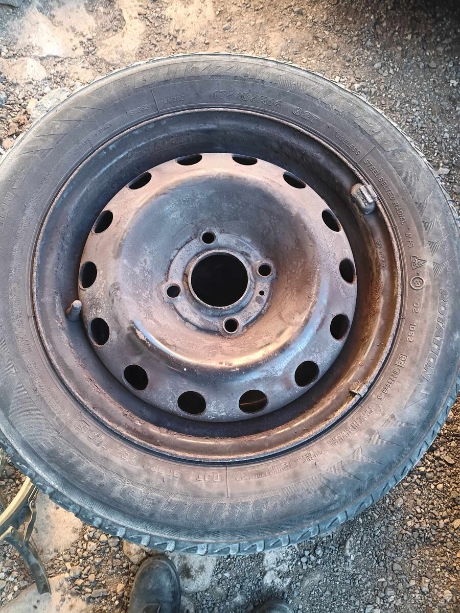 Prodám sadu kol 175/65 R14 zimní - 4