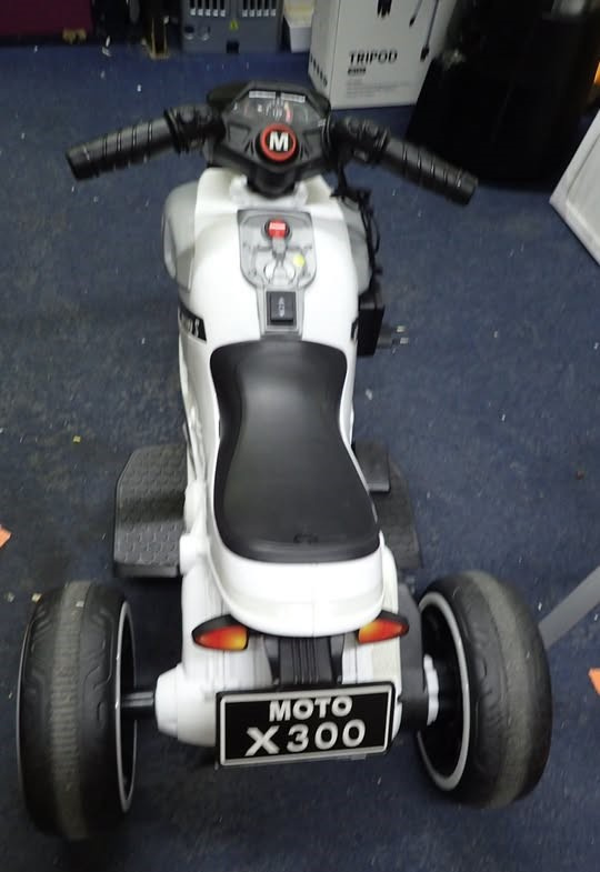 Dětská Elektrická tříkolka bílá - 4