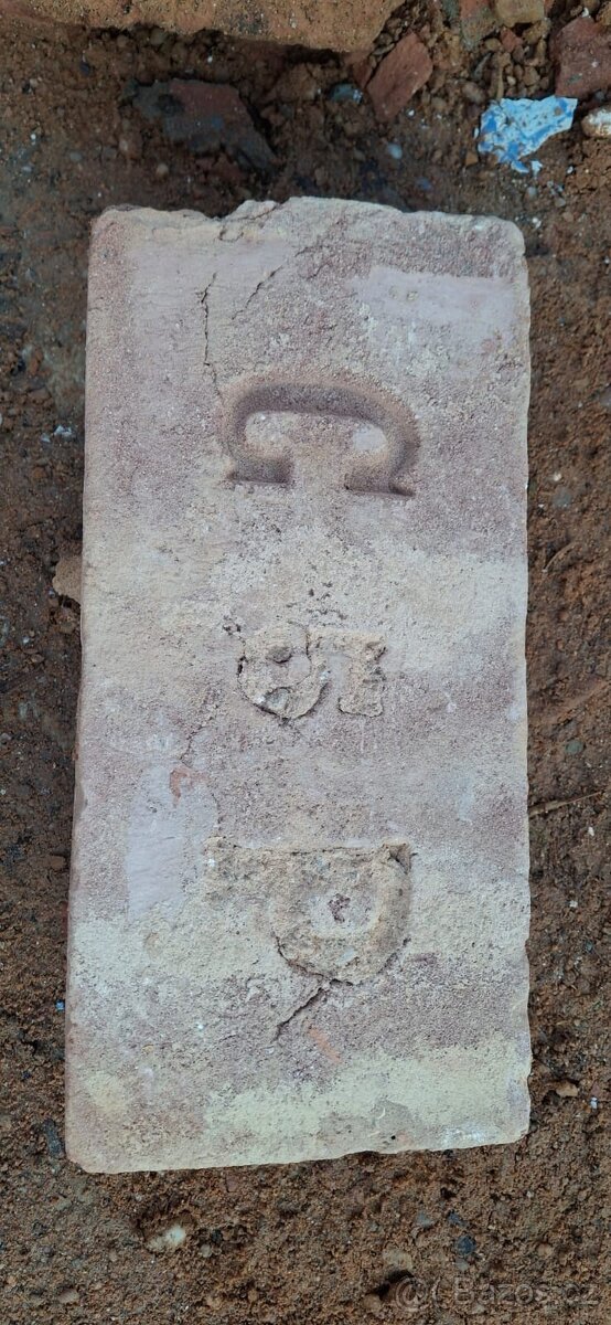 Staré ručne dělané ,značene cihly - 4