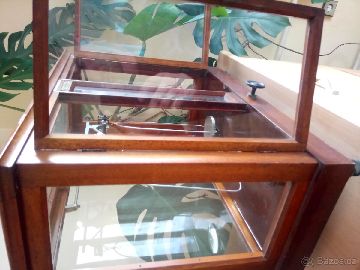 Lekarnicke váhy s vitrinou - 4