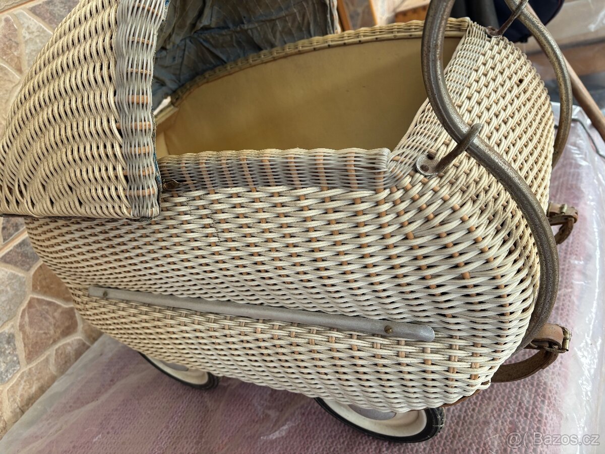 Starožitný kočárek pro panenky - 4