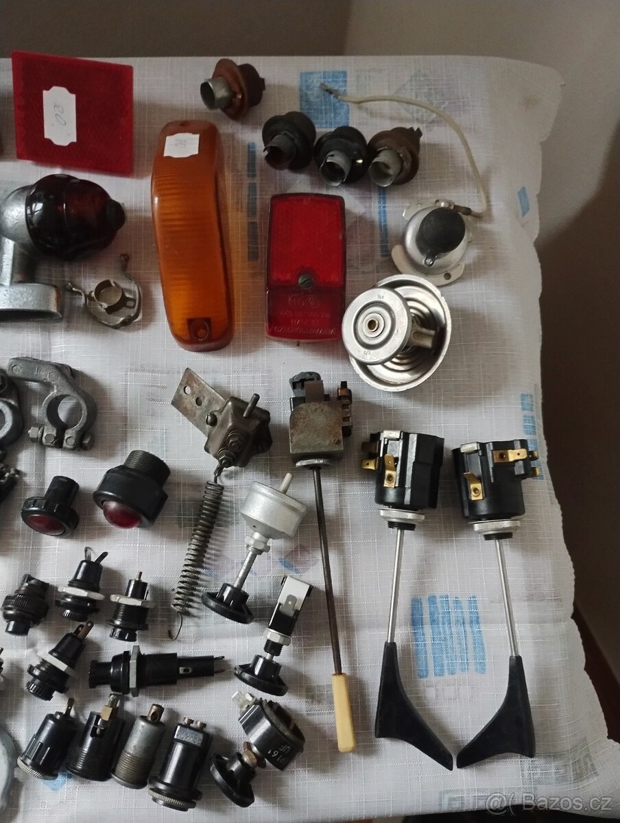 Směs náhradní přepínačů, světel a dílů na veterány ŠKODA - 4