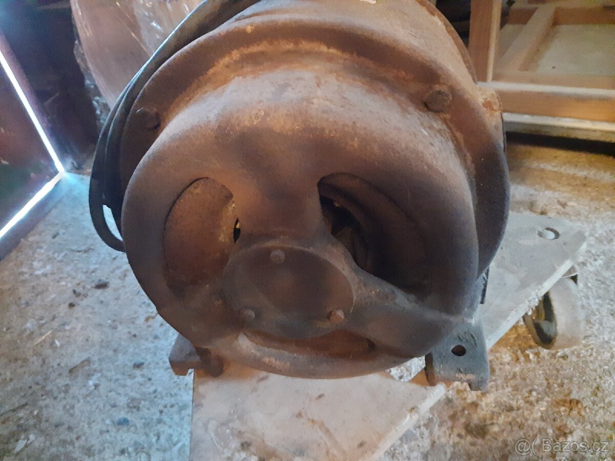 Prodám motor 5.5kw,pilu starší hoblovkou,vozíky - 4